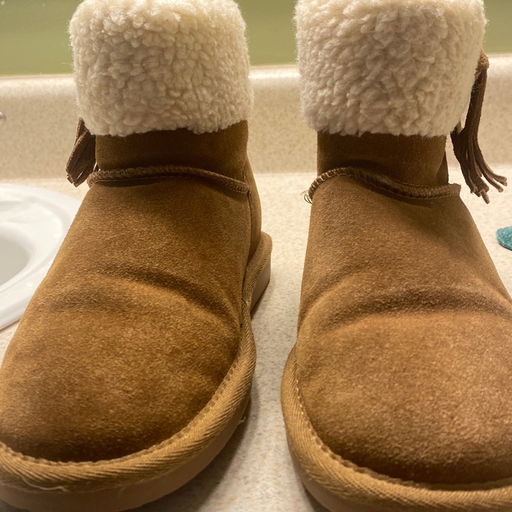 Minnetonka Women’s Bootie Size 6
